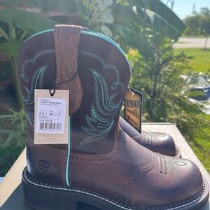 NWT ARIAT Cowgirl boots 👢 with box size 7.5